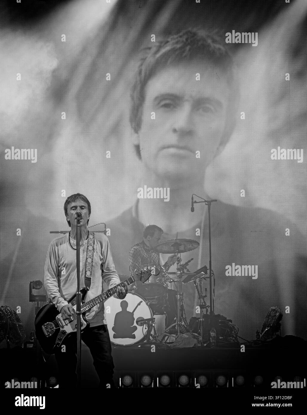 Ein spektrales Monochrom-Bild des ehemaligen Smiths-Gitarristen Johnny Marr beim Live-Auftritt im Castlefield Bowl in Manchester Stockfoto