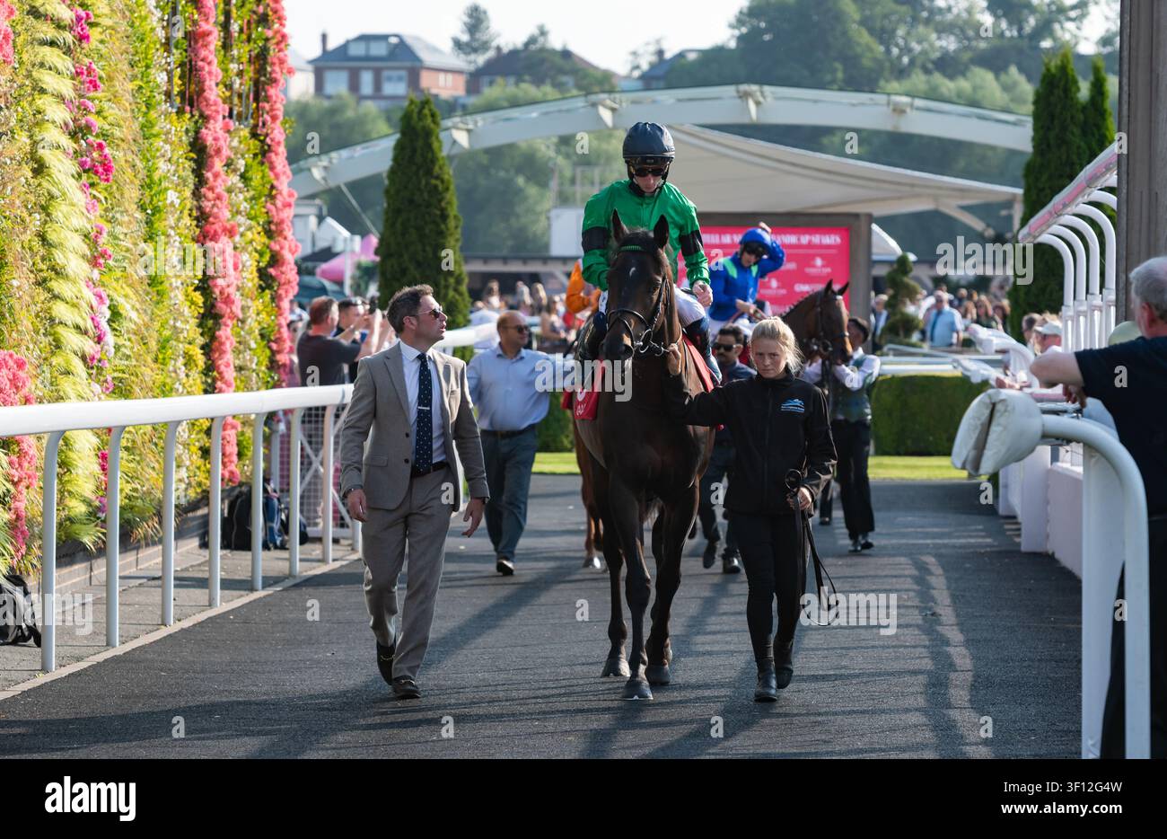 Chester, UK, Freitag, 10. Juli 2026; Kach Above und Jockey Rossa Ryan gewinnen das CAA Stellar Nursey Handicap Stakes für Trainer David Loughnane und Besitzer David Lowe. Credit JTW Equine Images / Alamy Live News. Stockfoto