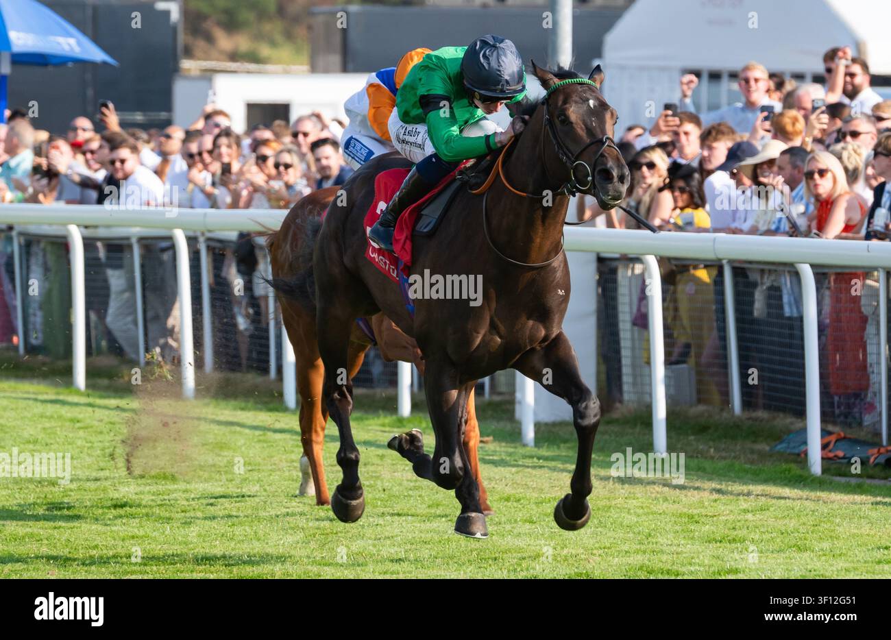 Chester, UK, Freitag, 10. Juli 2026; Kach Above und Jockey Rossa Ryan gewinnen das CAA Stellar Nursey Handicap Stakes für Trainer David Loughnane und Besitzer David Lowe. Credit JTW Equine Images / Alamy Live News. Stockfoto