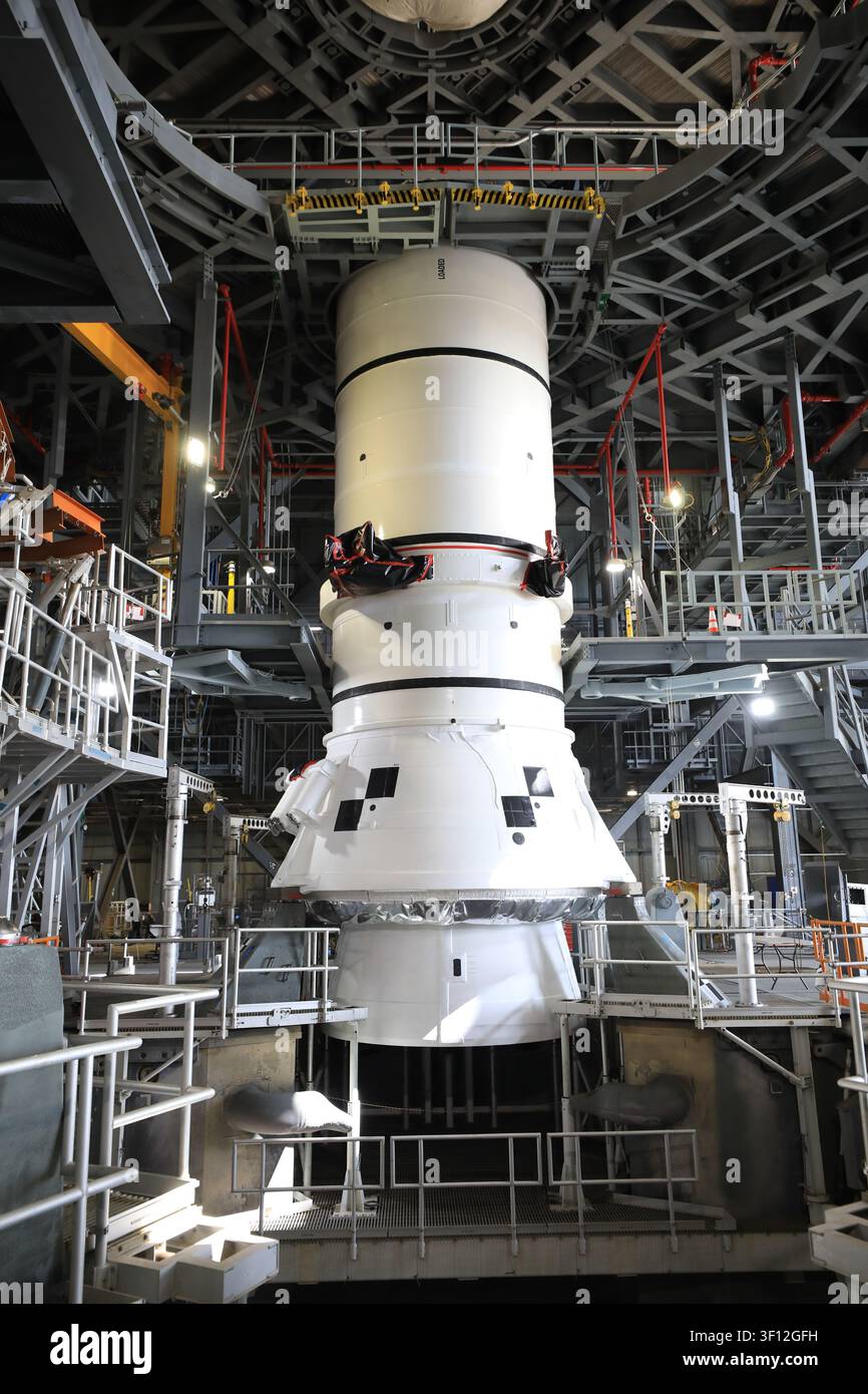 Teams von NASAs Exploration Ground Systems haben das linke Heckmontage-Feststoffraketenbooster-Segment für NASAs Artemis III SLS gesenkt und gesichert (S Stockfoto