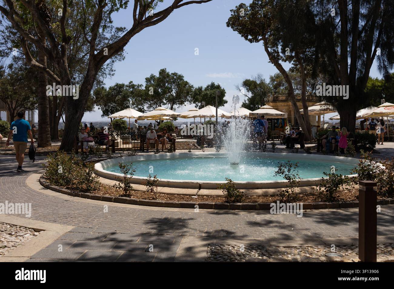 Valletta, Malta, 19. Juni 2026. Touristen entspannen sich am Brunnen im Upper Barrakka Gardens. Stockfoto