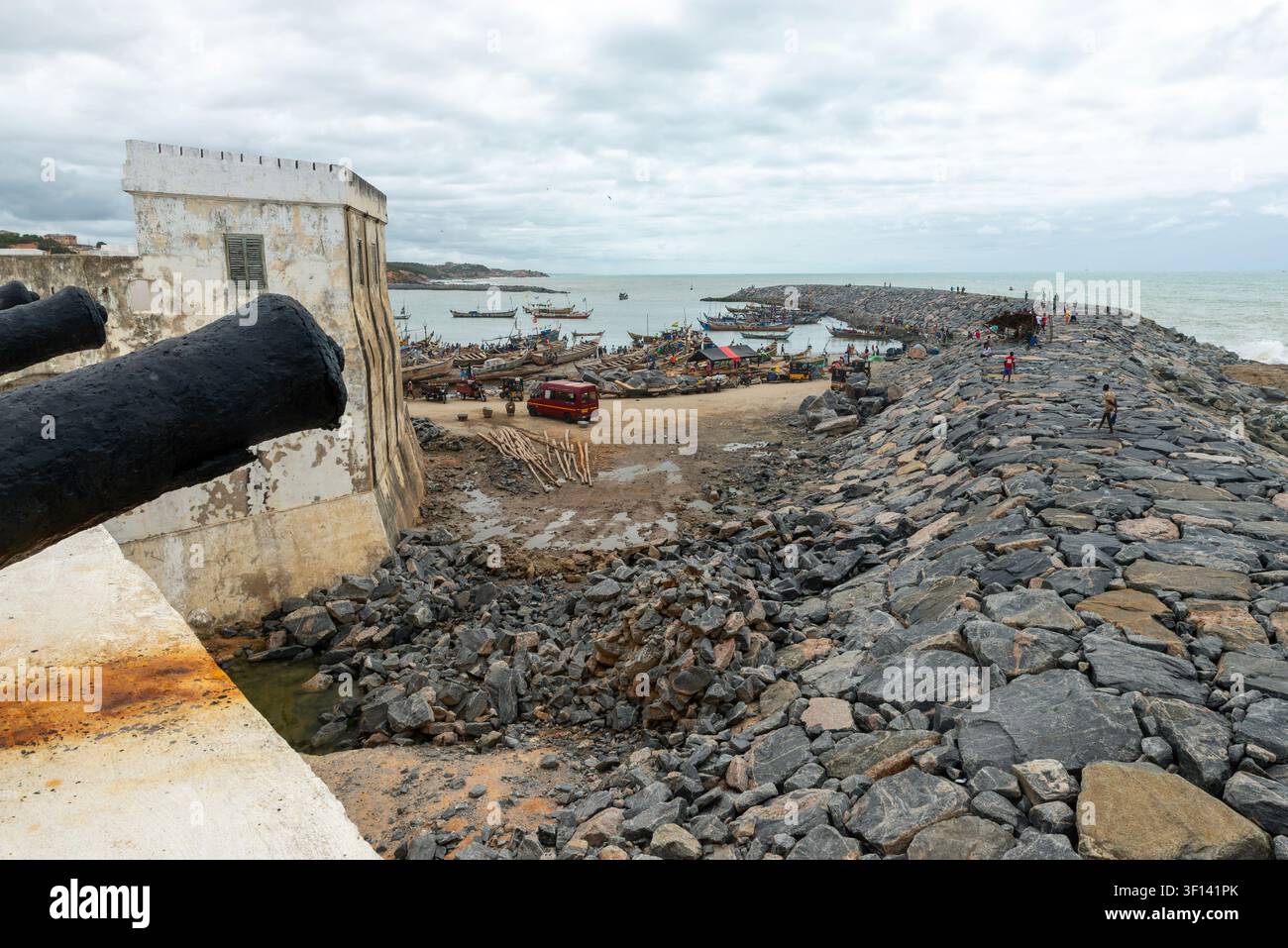 Fischerpier und Boote, gesehen von der Festungsmauer, Cape Coast, Ghana Stockfoto