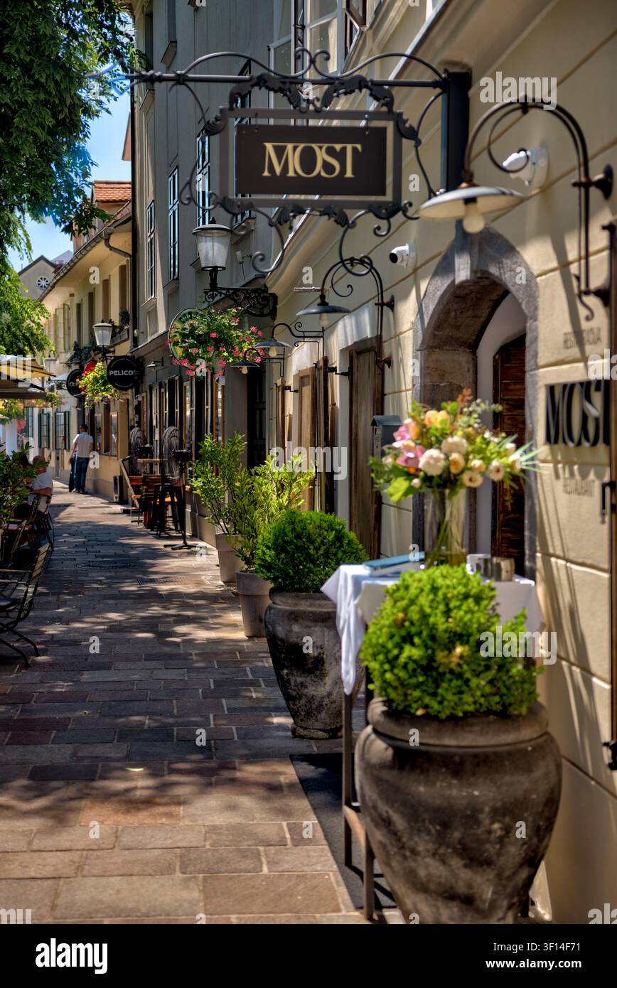Eingang und Außenbereich des Most Restaurants in einer Fußgängerzone in der Altstadt von Ljubljana, Slowenien. Stockfoto