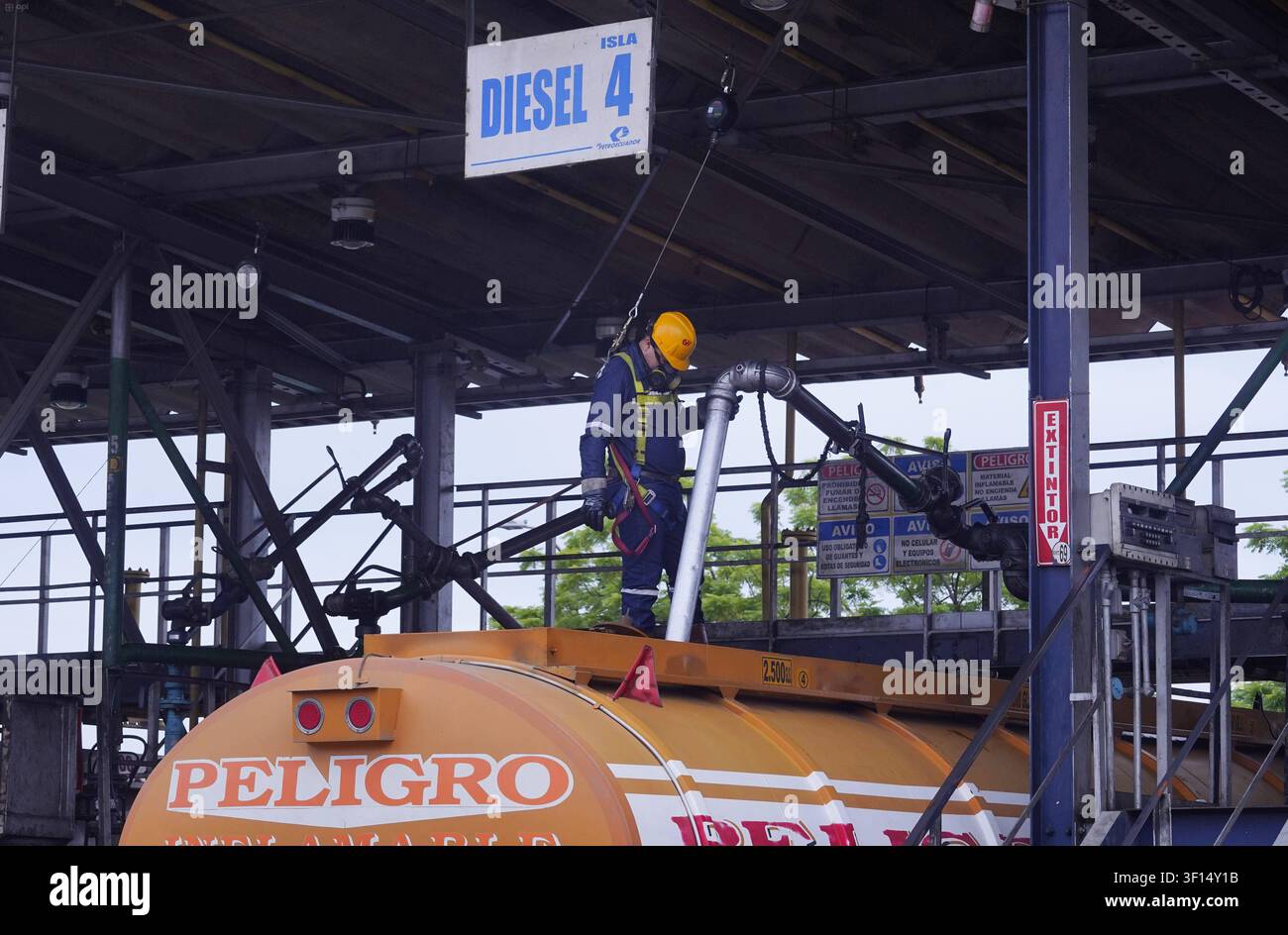 Guayaquil, Freitag, 10. Juli 2026. Während einer Tour durch das Pascuales Terminal kündigte der Minister für Umwelt und Energie, Juan Carlos Blum, eine Senkung des Preises für Extra, Ecopais und Diesel an. Fotos von César Munoz, API Guayaquil, Guayas, Ecuador, 20260710 232559 6a5113ea89faf 1000241816 Copyright: xCesarxMunozx Stockfoto