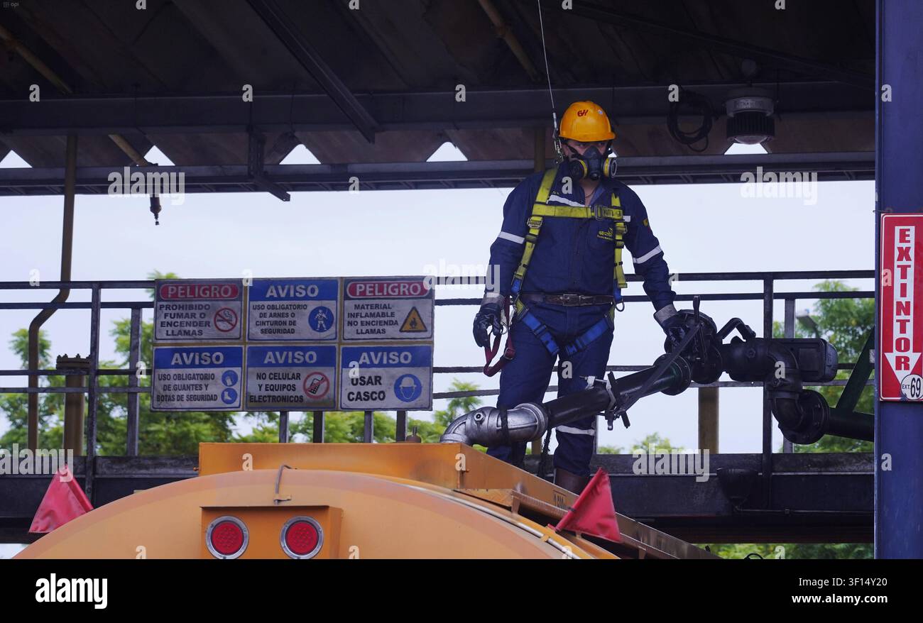 Guayaquil, Freitag, 10. Juli 2026. Während einer Tour durch das Pascuales-Terminal kündigte der Minister für Umwelt und Energie, Juan Carlos Blum, eine Preissenkung für Extra, Ecopais und Diesel an. Fotos von César Munoz, API Guayaquil, Guayas, Ecuador, 20260710 232557 6a511089c7b78 1000241814 Copyright: xCesarxMunozx Stockfoto