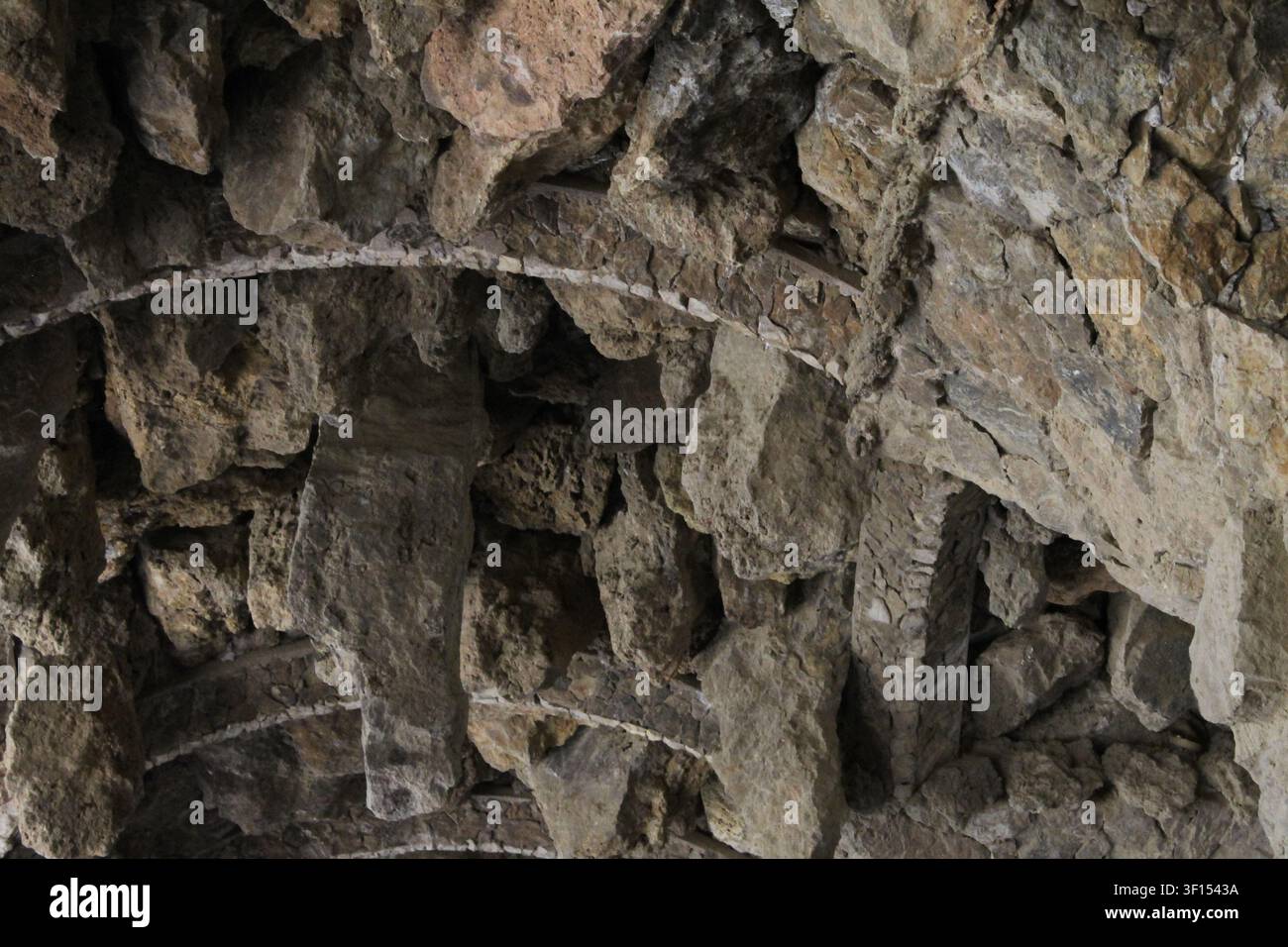 Die Decke der höhlenartigen Itinerari de la Biodversitat im Parc Güell in Barcelona, Spanien Stockfoto