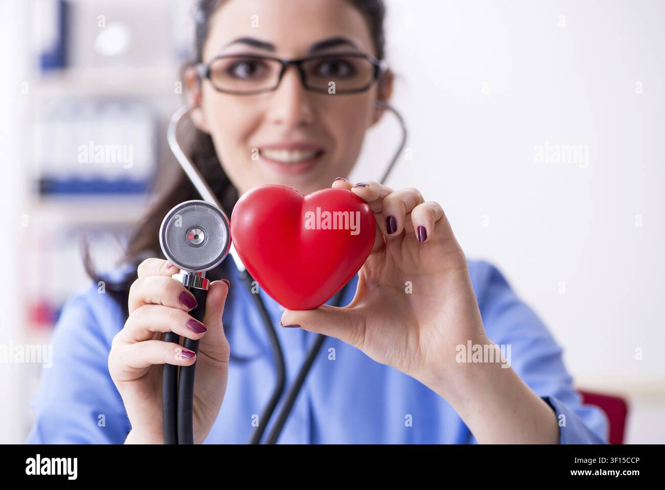 Junge Ärztin in der Klinik arbeiten Stockfoto