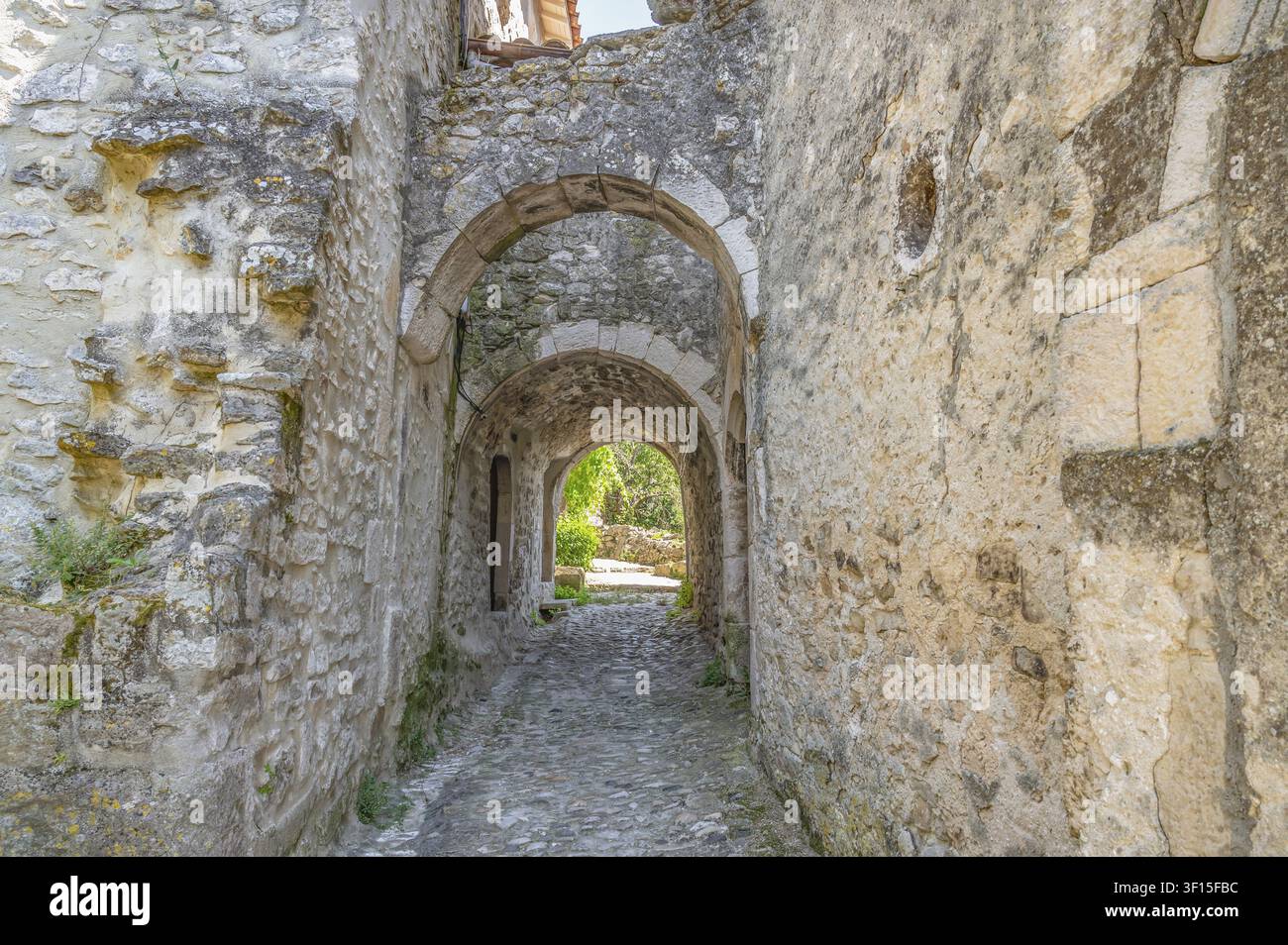 Historisches Grand Portail als befestigtes mittelalterliches Stadttor mit steinernen Gewölben in einer rustikalen Gasse des alten Dorfes, das als Plus ausgezeichnet ist Stockfoto