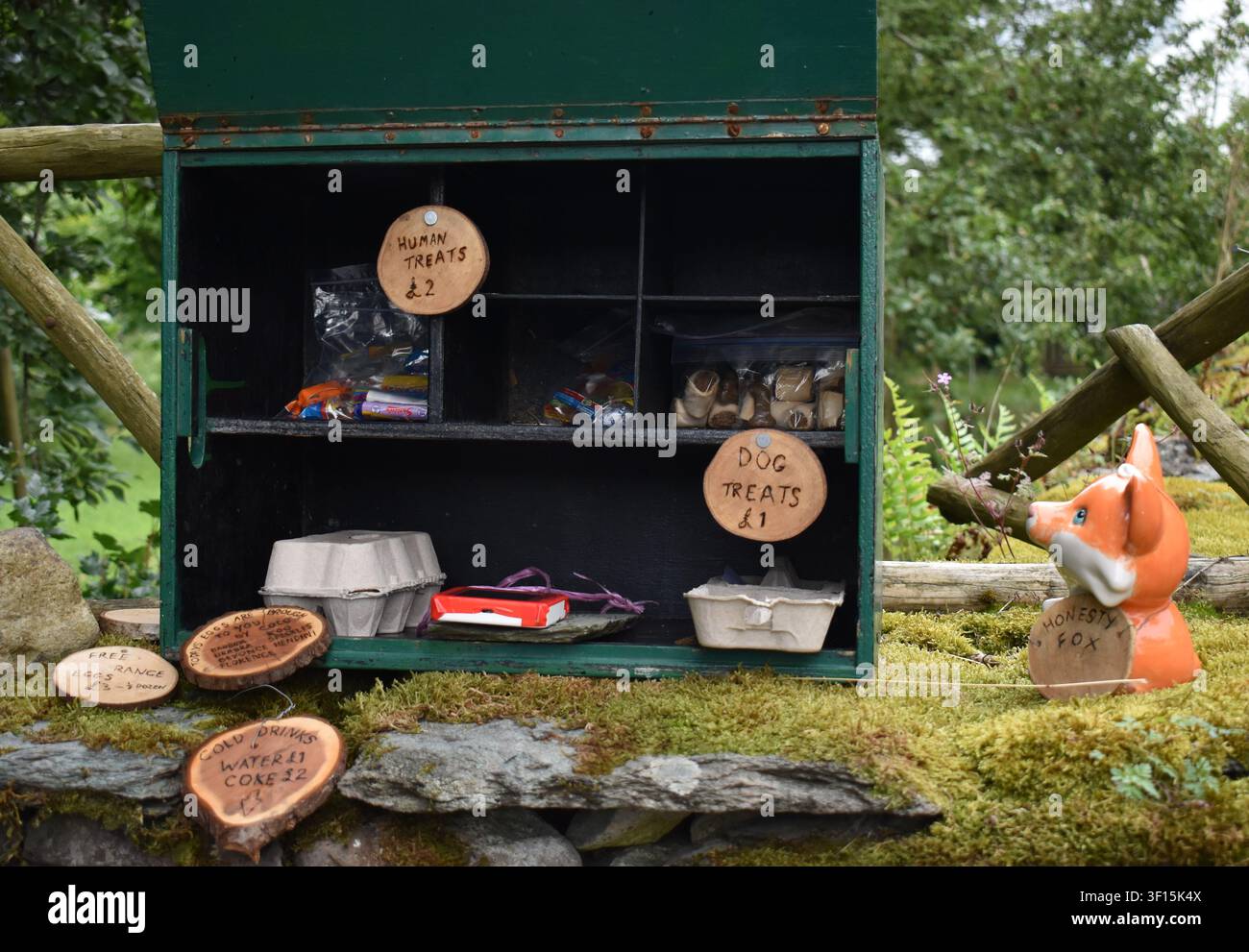 Eine Ehrlichkeitskiste in einer ländlichen Umgebung im Lake District. Stockfoto