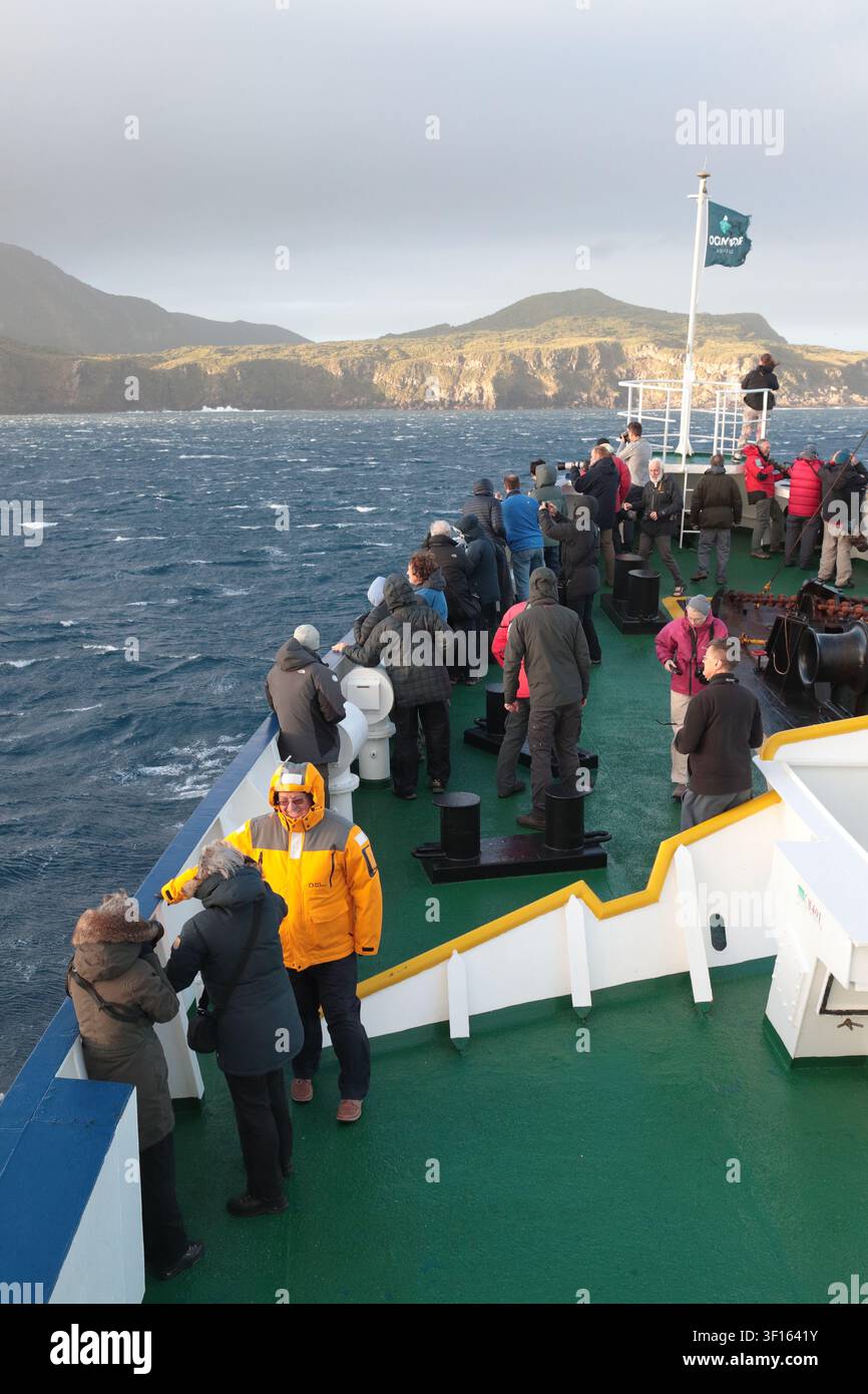 Passagiere einer Touristenkreuzfahrt betrachten die Küste von Gough Island, britisches Überseegebiet, im Südlichen Atlantik von dem Kreuzfahrtschiff 'Plancius' aus Stockfoto