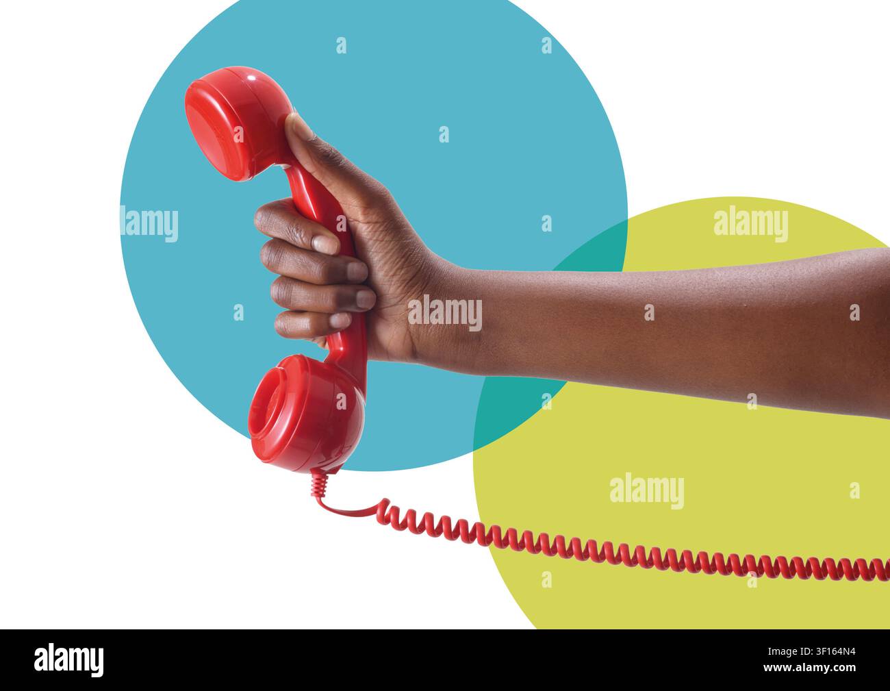 Person, die ein Festnetztelefon übergibt. Stockfoto