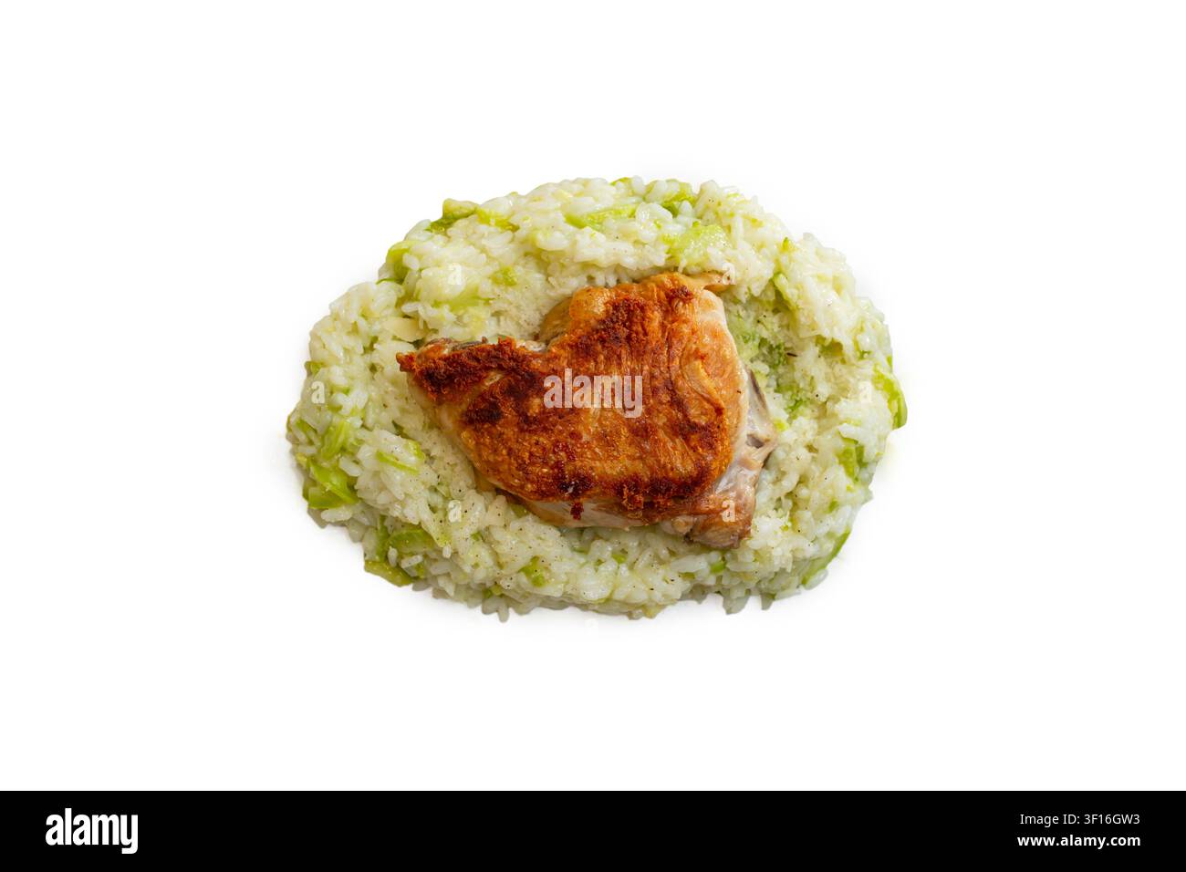 Goldbrauner gebratener Hühnerschenkel auf einer Portion herzhaftem Reis gemischt mit gehackter grüner Zucchini, isoliert Stockfoto