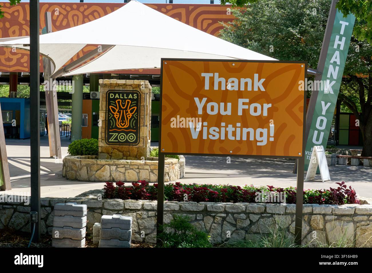 DALLAS, TX, USA - 10. JULI 2026: Eingang des Dallas Zoos mit einem auffällig platzierten Dankesschild. Der Dallas Zoo ist der größte zoologische Stockfoto