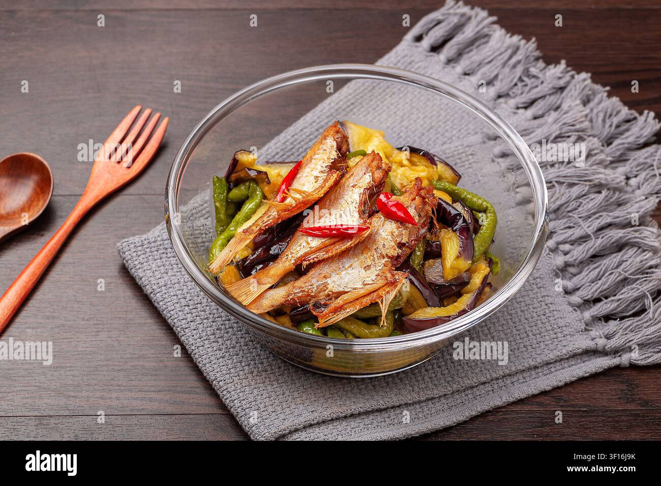 Duftende Fisch-Auberginen mit knusprigen kleinen Fischen, authentische Sichuan-Art, würzig-süß-saure gebratene Auberginen Stockfoto