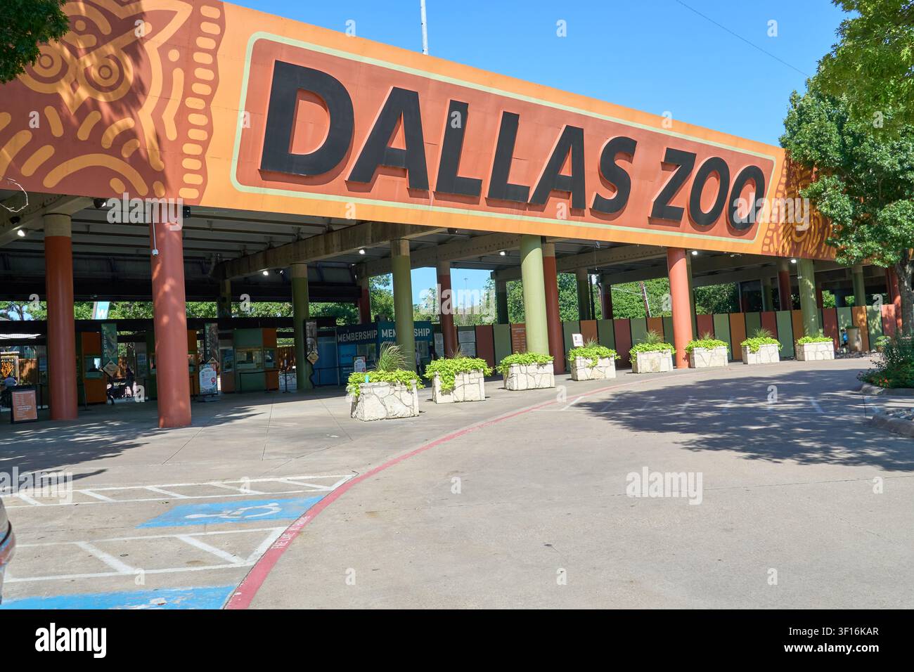 DALLAS, TX, USA - 10. JULI 2026: Der Eingang des Dallas Zoos zeigt ein auffälliges Schild und eine lebendige Umgebung mit viel Grün. Gegründet im Jahr 1888, der Stockfoto