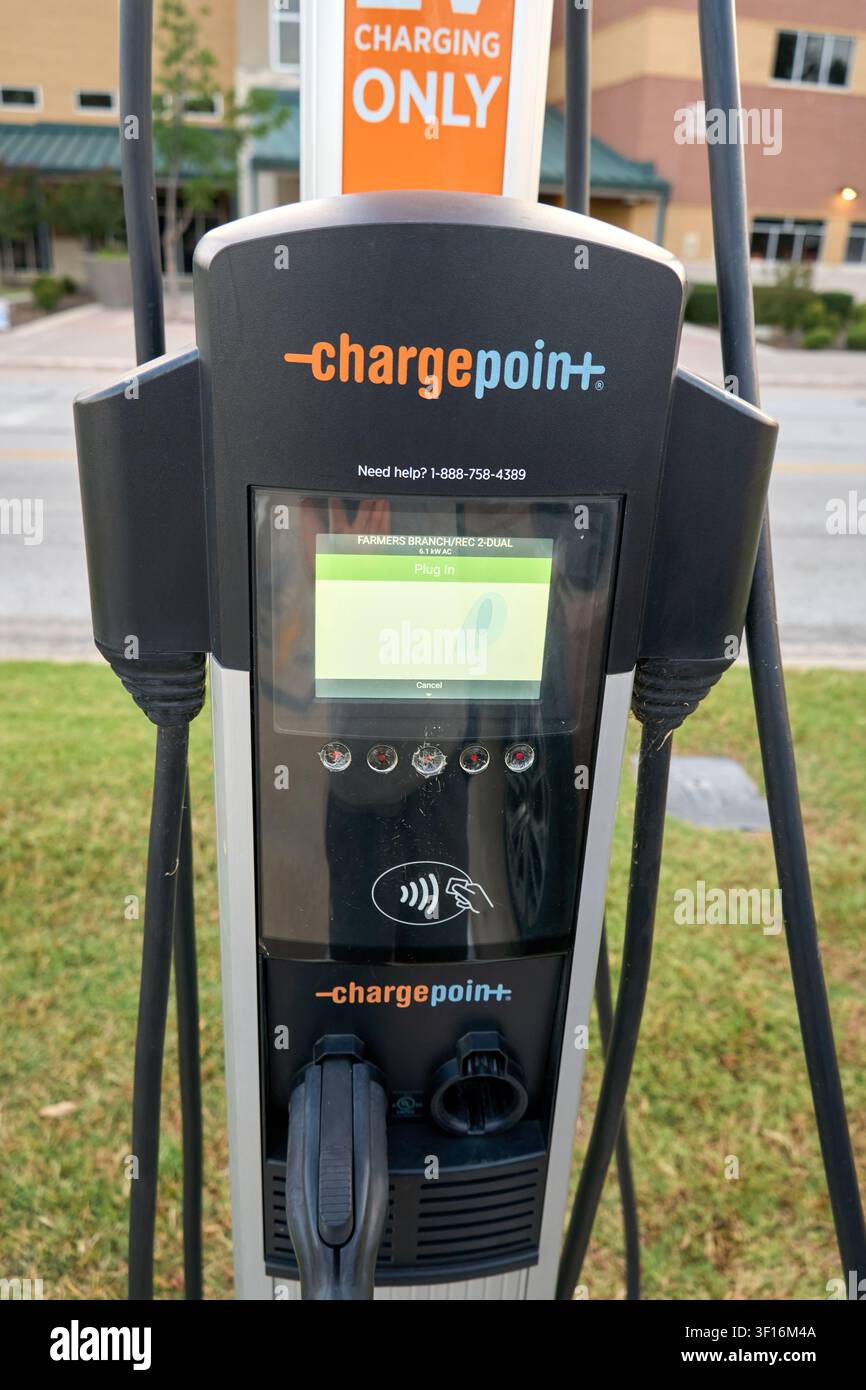 FARMERS BRANCH, TX, USA - 10. JULI 2026: Nahaufnahme einer ChargePoint-Ladestation für Elektroautos, die Betriebsinformationen anzeigt und ausgestattet ist mit Stockfoto