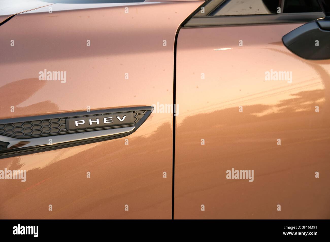 FARMERS BRANCH, TX, USA - 10. JULI 2026: Nahaufnahme des PHEV-Emblems auf einem Mazda CX-70 in Melting Copper Metallic-Finish. Der Mazda CX-70 ist ein Plu Stockfoto