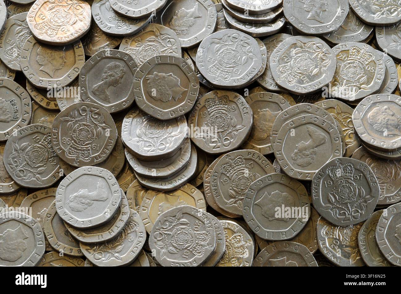 Haufen von Zwanzig-Pence-Münzen in Nahaufnahme Stockfoto