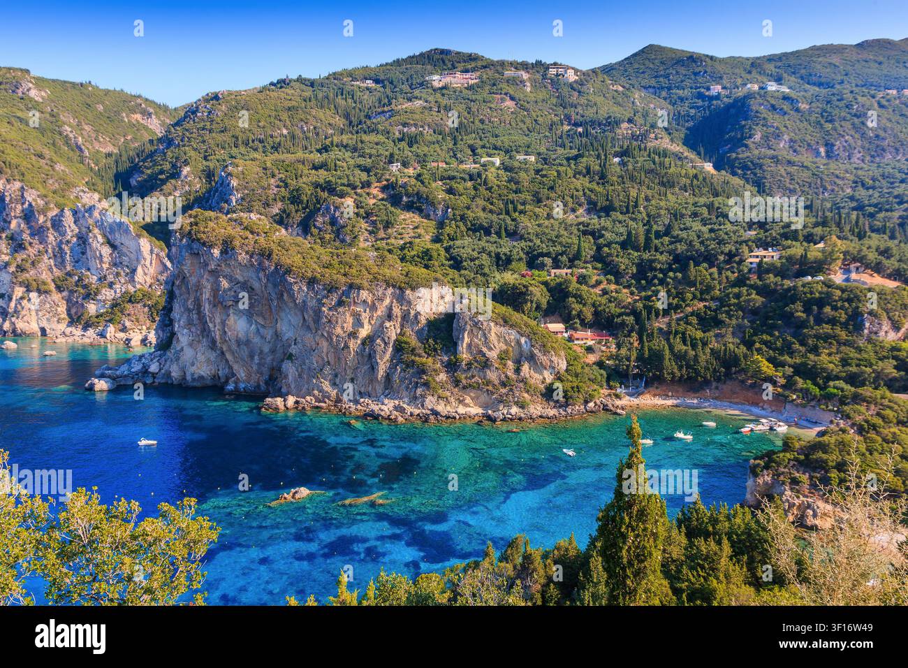 Korfu, Griechenland. Agios Petros Strand im Dorf Paleokastritsa. Stockfoto