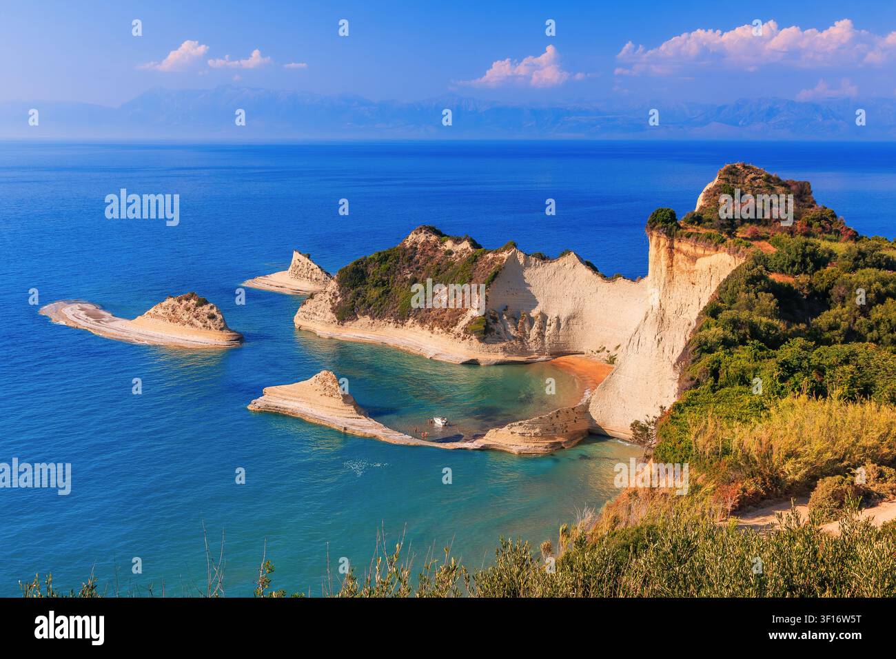Korfu, Griechenland. Blick auf die Klippen am Kap Drastis. Stockfoto