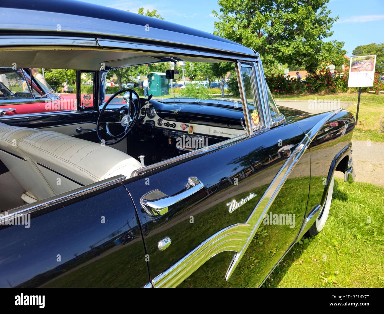 Stockholms län, Schweden, 27. Juni 2026. Klassisches Autorallye. Glänzendes schwarzes Oldtimer-Auto aus den 1950er Jahren mit weißem Ledersitz und glänzender Chromverkleidung fotog Stockfoto