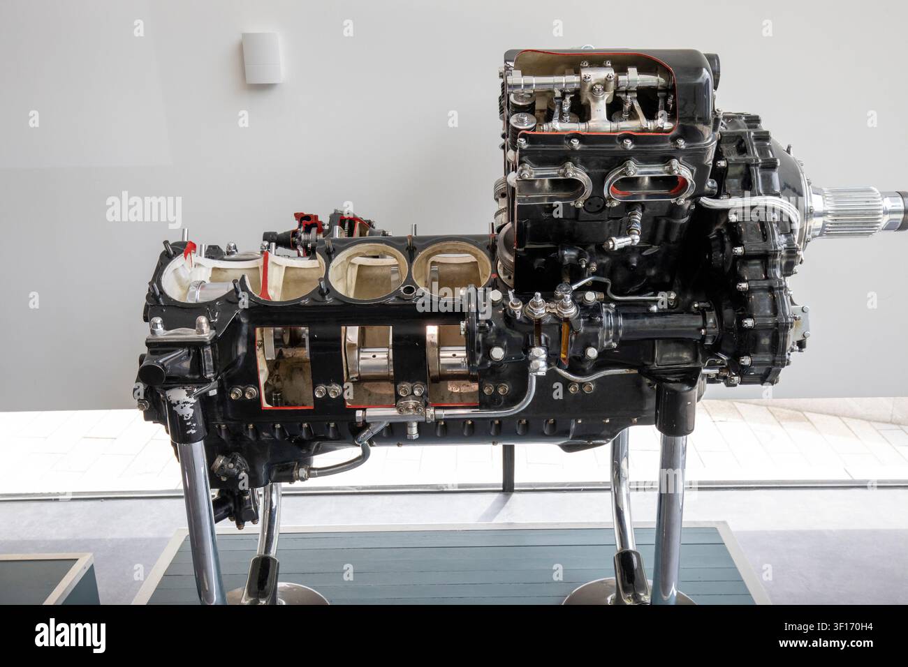 Eine detaillierte Museumsvitrine eines aufgeschnittenen Flugzeugmotors, der seine internen Zylinder, Kolben und mechanischen Komponenten freilegt. Stockfoto