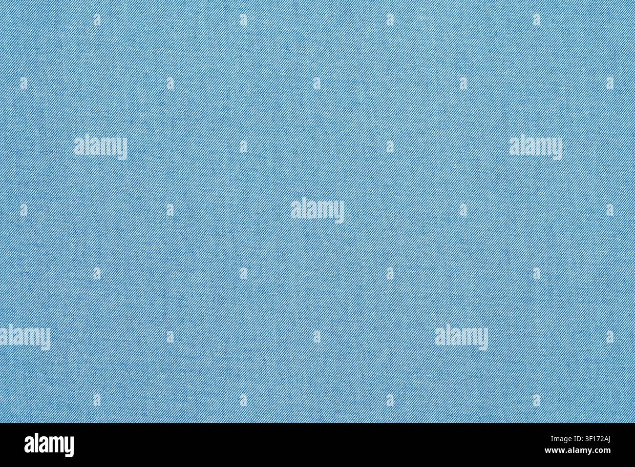 Nahaufnahme von hellblauem Denimstoff mit sichtbarem Webmuster. Weiche gleichmäßige Beleuchtung betont die Textur. Ideal für Mode, Textilien, als Hintergrund. Cal Stockfoto