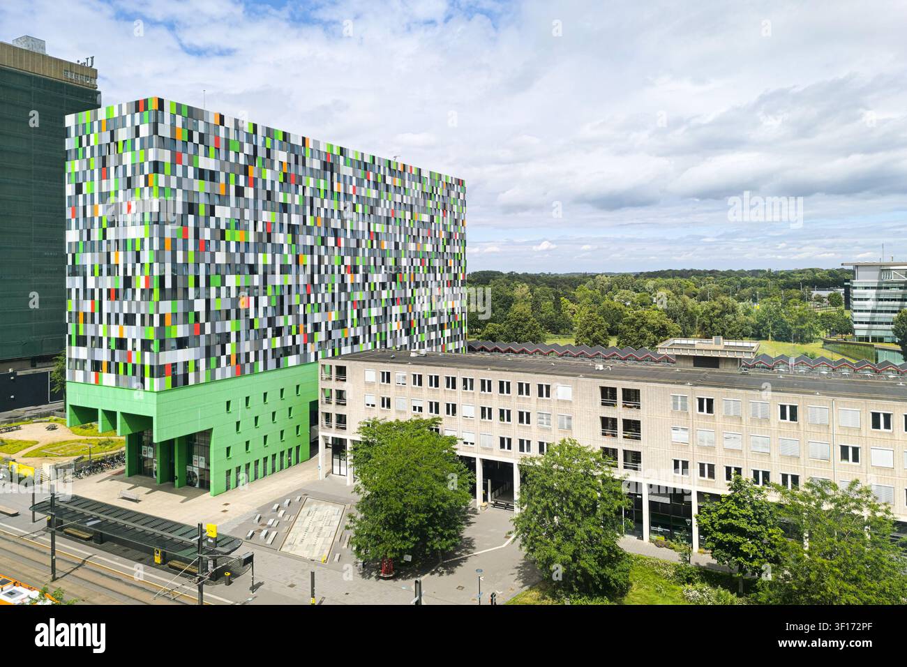 Modernes Gebäude mit Blockmuster in mehreren Farben im Wissenschaftspark der Universität Utrecht, Niederlande Stockfoto