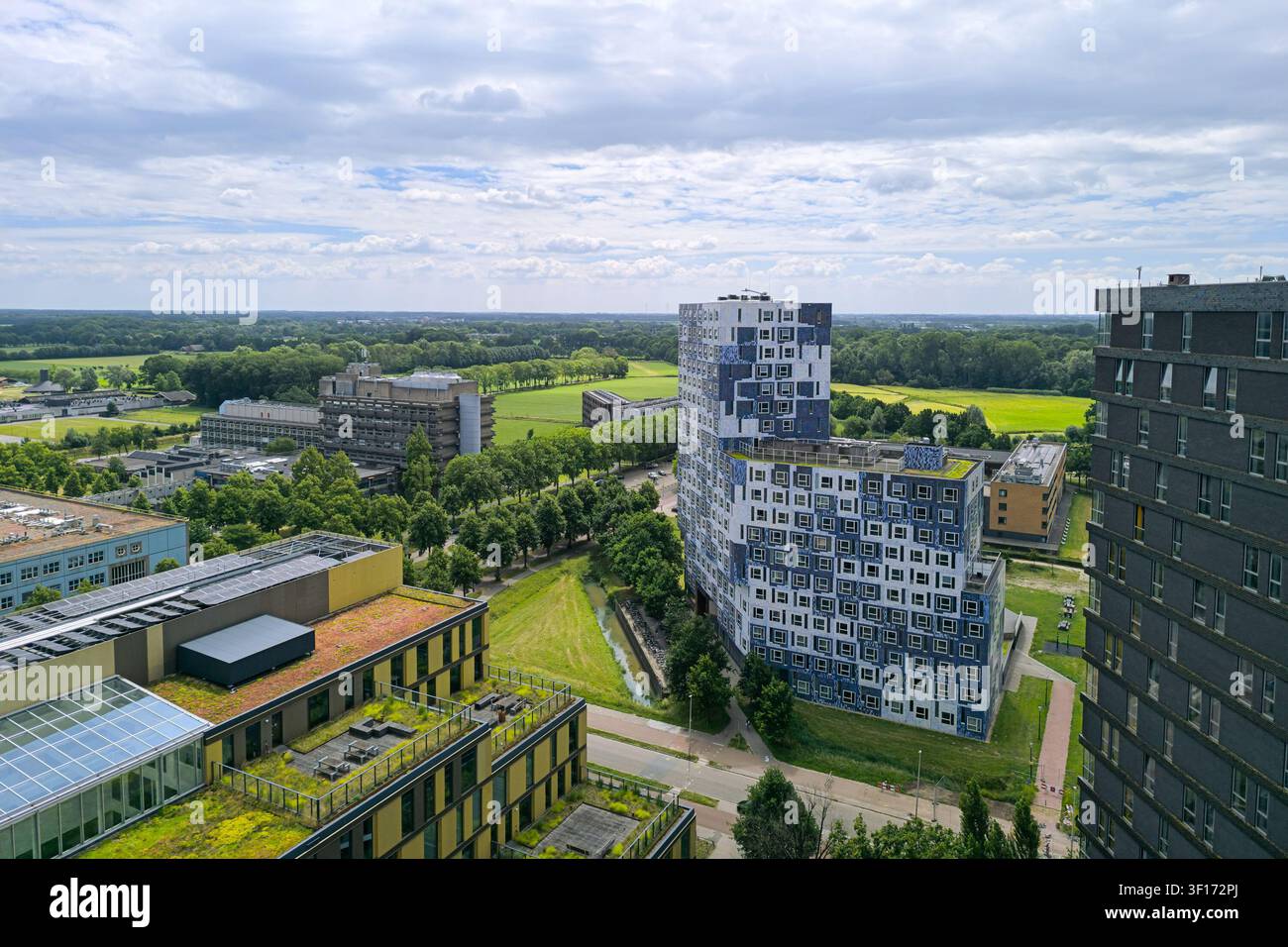Luftbild von modernen Campusgebäuden mit grünen Dächern und Wohnhochhäusern im Utrecht Science Park, Campus der Universität Utrecht, Niederlande. Stockfoto
