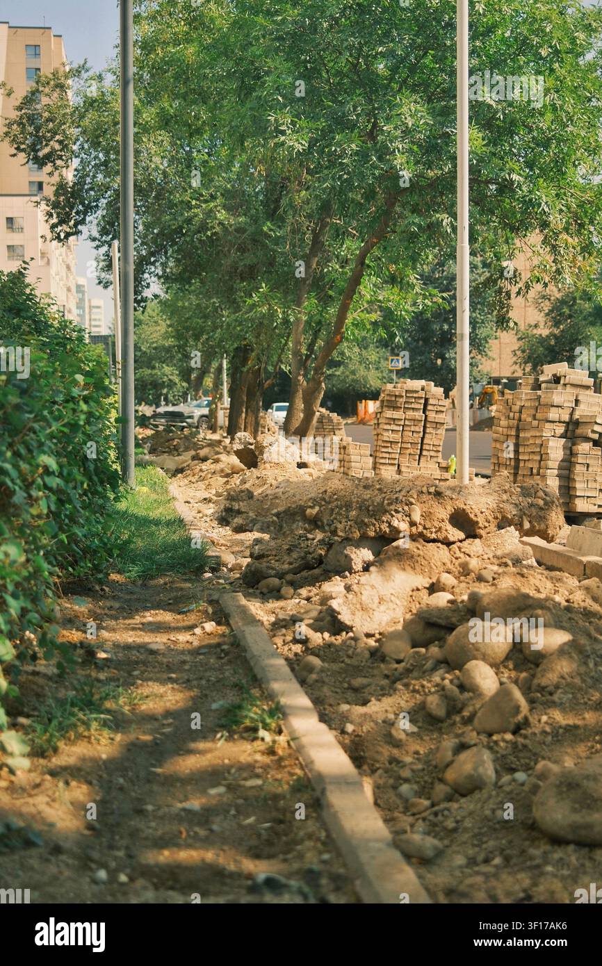 Vertikale Komposition einer städtischen Baustelle mit Ausgrabung und Verbesserungen der Wohninfrastruktur. Stockfoto