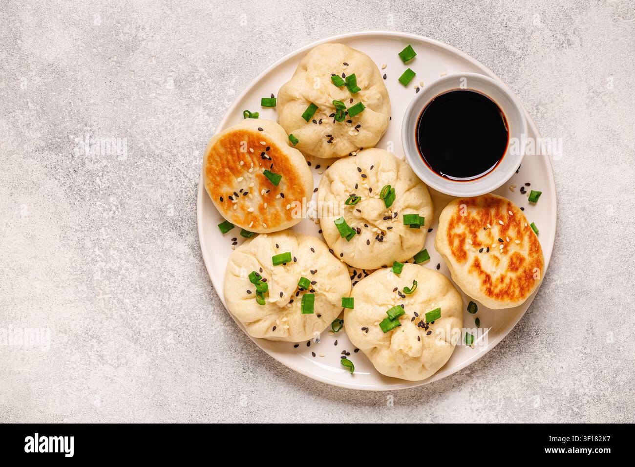 Leckere Brötchen, die auf einem Teller mit Saucen für eine schmackhafte Mahlzeit serviert werden Stockfoto