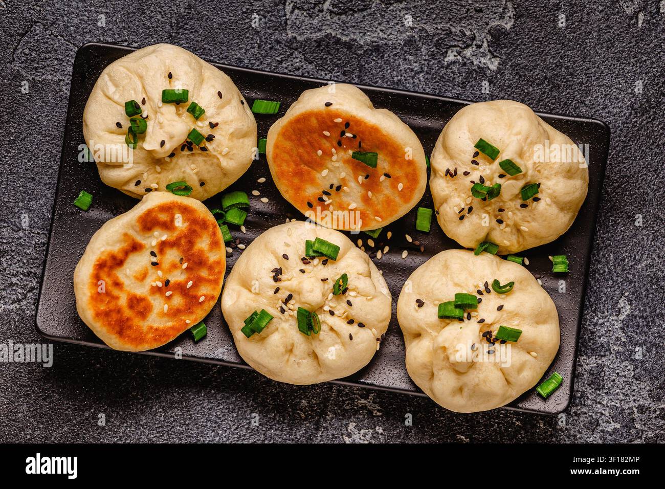 Leckere Brötchen, die auf einem Teller mit Saucen für eine schmackhafte Mahlzeit serviert werden Stockfoto