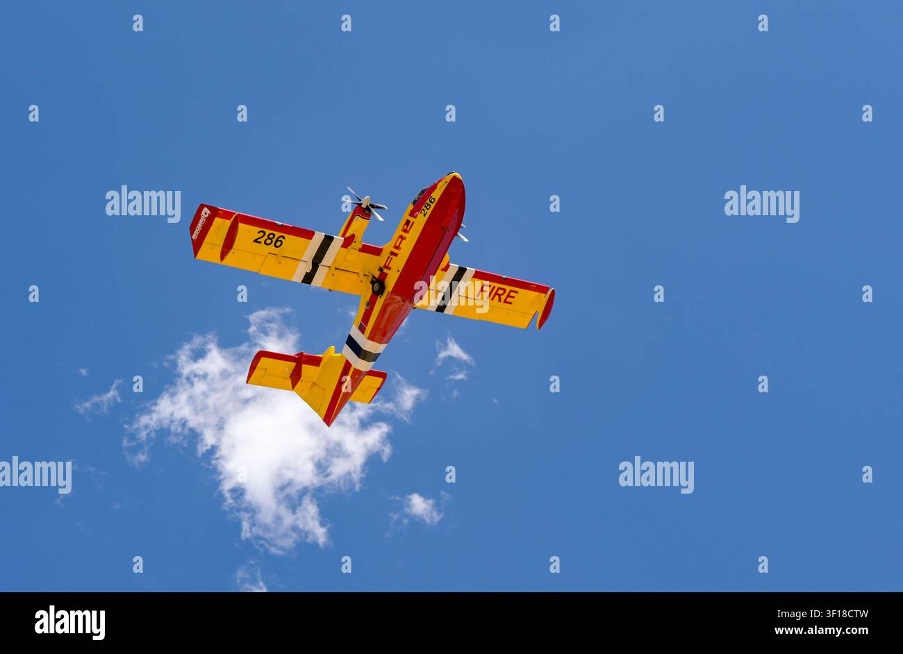 Bryce Canyon, Utah, USA - 28. Juni 2026: CL-215T Super Scooper Feuerlöschflugzeug (Nummer 286) steigt nach dem Start vom Bryce Canyon Flughafen auf Stockfoto