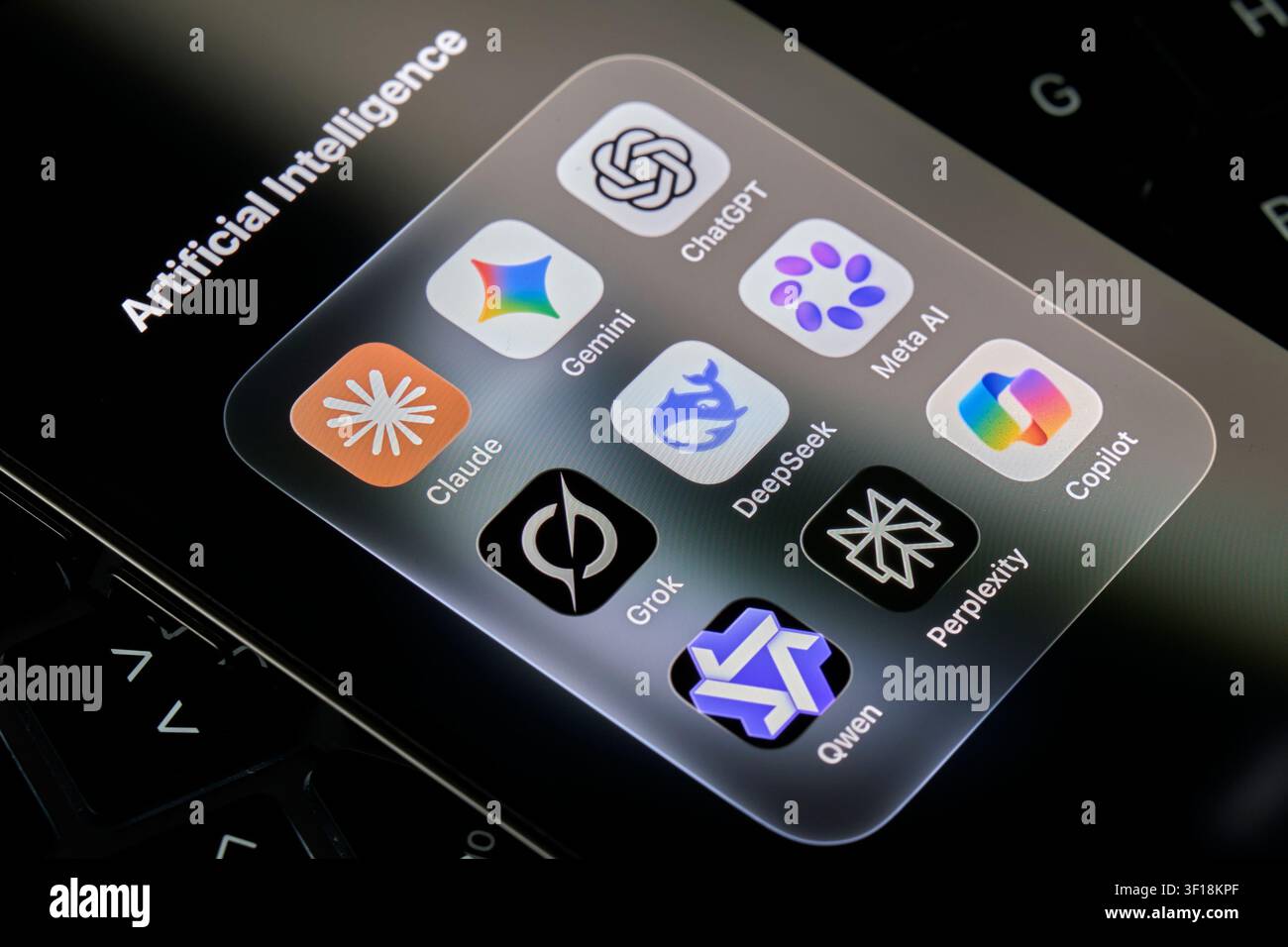 Künstliche Intelligenz-Chatbot-Apps, die auf einem Smartphone-Foto dargestellt werden Stockfoto