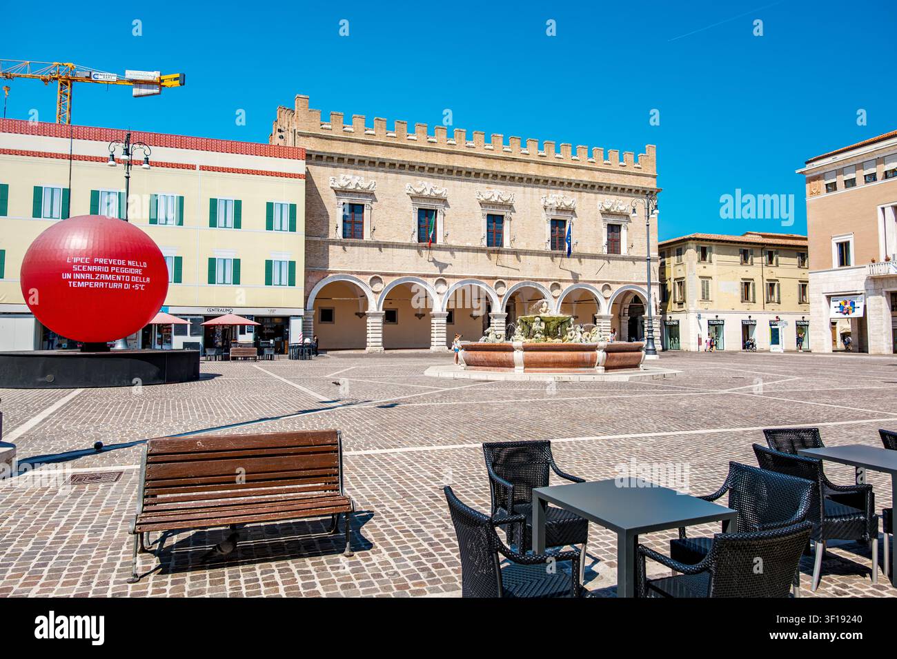 Pesaro Piazza del Popolo mit roter Kugel und historischem Palast Stockfoto