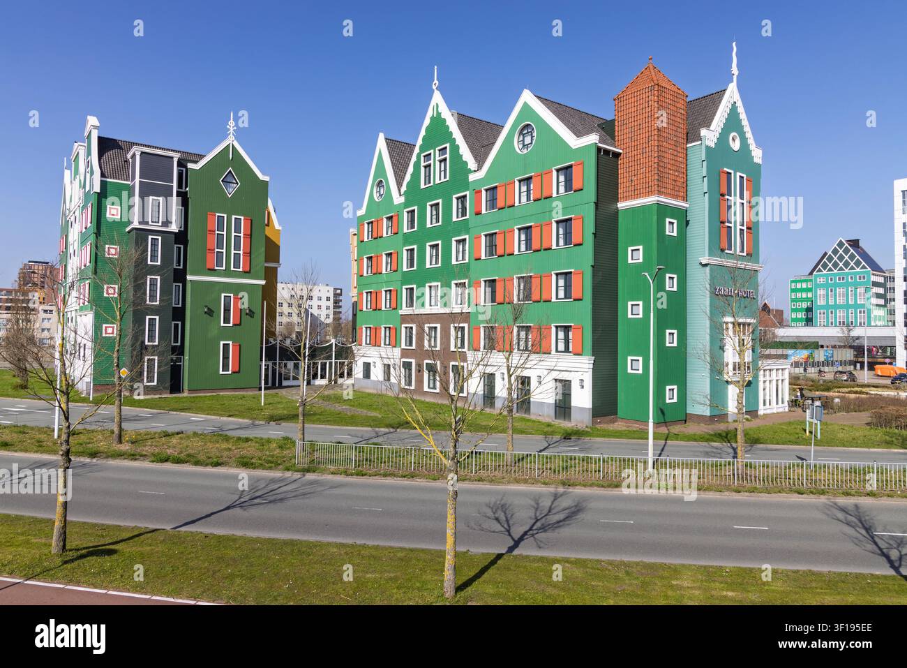 Zaandam, Niederlande - 22. März 2026. Wunderschöner sonniger Tag mit Blick auf das Zaan Hotel, das traditionelle grüne Zaan-Stil-Fassaden und Architektur zeigt. Stockfoto