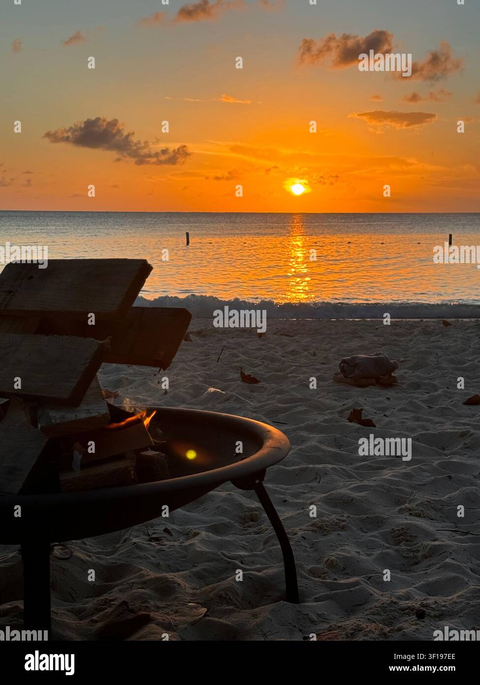 Lagerfeuer am Strand von Grand Cayman Stockfoto
