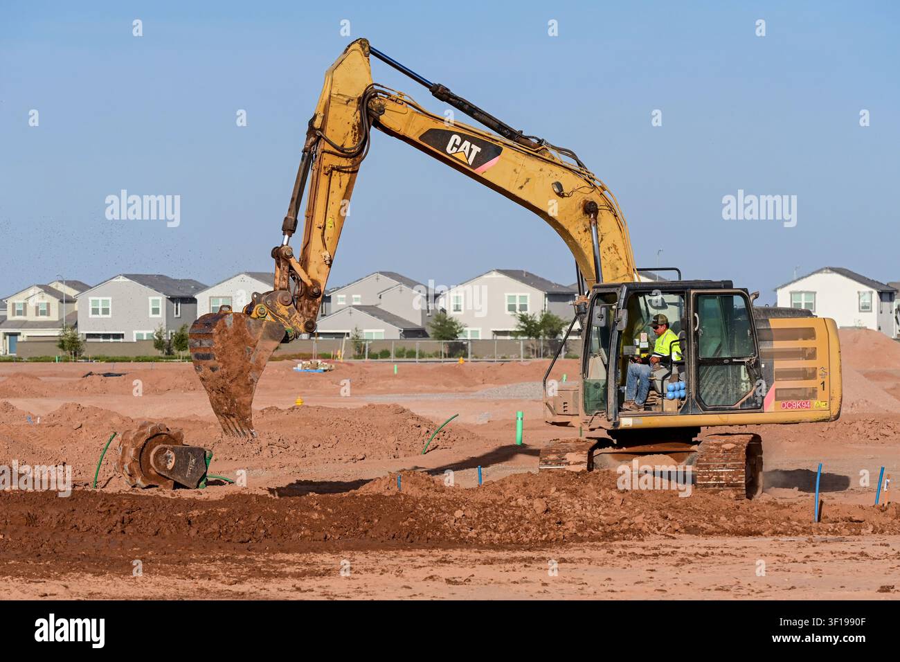 Apache Junction, Arizona, USA. 11. Juli 2026. Ein Baggerfahrer bereitet eine Wohnbaustelle für neue Einfamilienhäuser in Pinal County, Arizona, vor. Der Bau von Einfamilienhäusern in den USA ist kürzlich auf einen Acht-Monats-Tiefstand gefallen, da hohe Hypothekenzinsen und höhere Baukosten den neuen Wohnungsbau weiterhin belasten. Trotz des nationalen Rückgangs geht die Wohnungsentwicklung in Zentralarizona weiter, während Bauunternehmer daran arbeiten, das langfristige Bevölkerungswachstum und den Wohnungsbedarf zu decken. (Bildnachweis: © Eduardo Barraza/ZUMA Press Wire) NUR FÜR REDAKTIONELLE VERWENDUNG! Nicht für kommerzielle Nutzung! Stockfoto