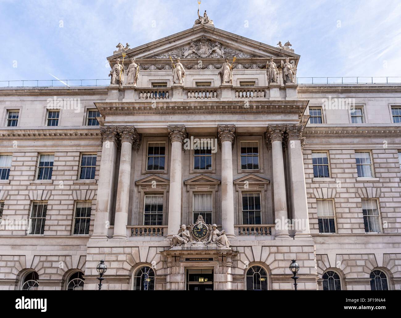 Eingang Lancaster Place des Somerset House, neoklassizistischer Komplex von Sir William Chambers, der die Courtauld Gallery beherbergt, London, England, UK Stockfoto