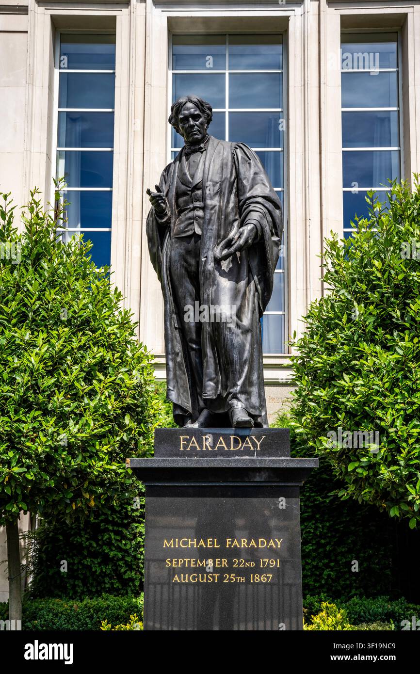 Bronzestatue von Michael Faraday, Pionier der elektromagnetischen Induktion, von John Henry Foley (1988 gegossen von Original von 1874), Savoy Place, London UK Stockfoto