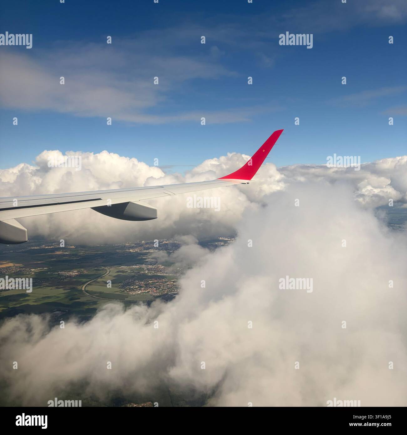 Ein Austrian-Airlines-Flugzeug fliegt über Tschechien. - Smartphone-aufgenommenes Stockfoto
