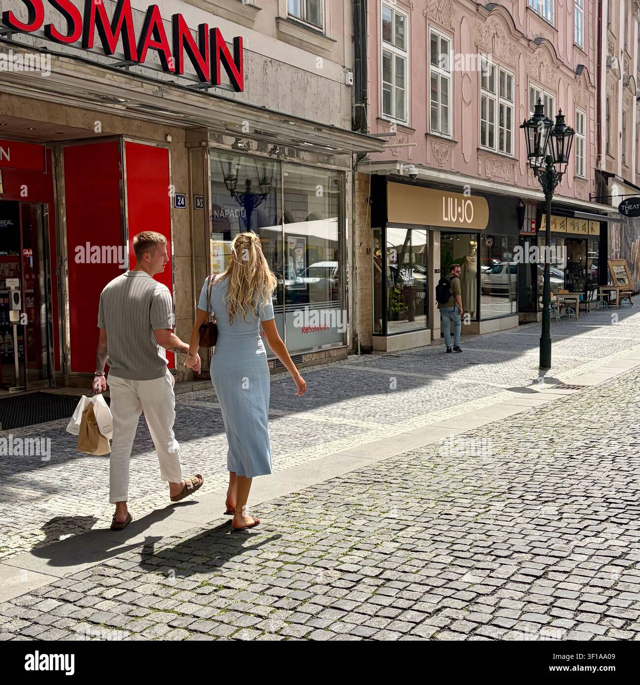 Ein Paar hält sich an den Händen, während es in Prag, Tschechien, spaziert. Stockfoto