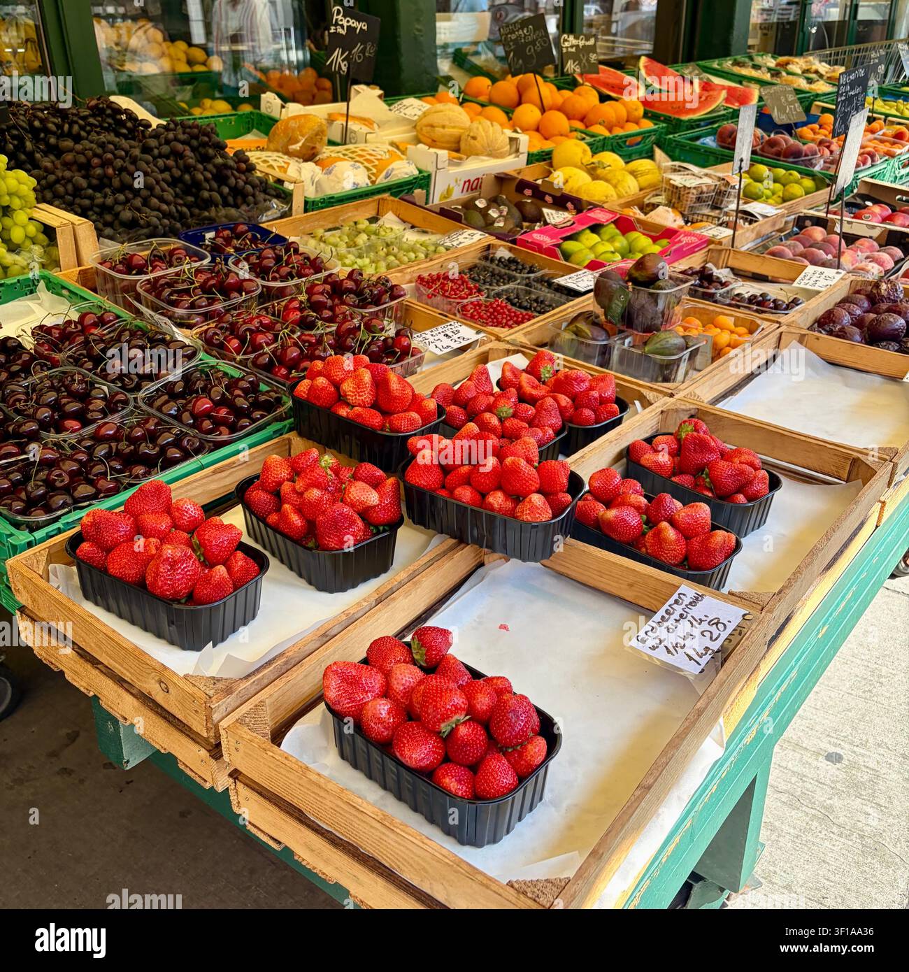 Ein Outdoor-Markt in Wien, Österreich, bietet viele Wahlmöglichkeiten. Stockfoto