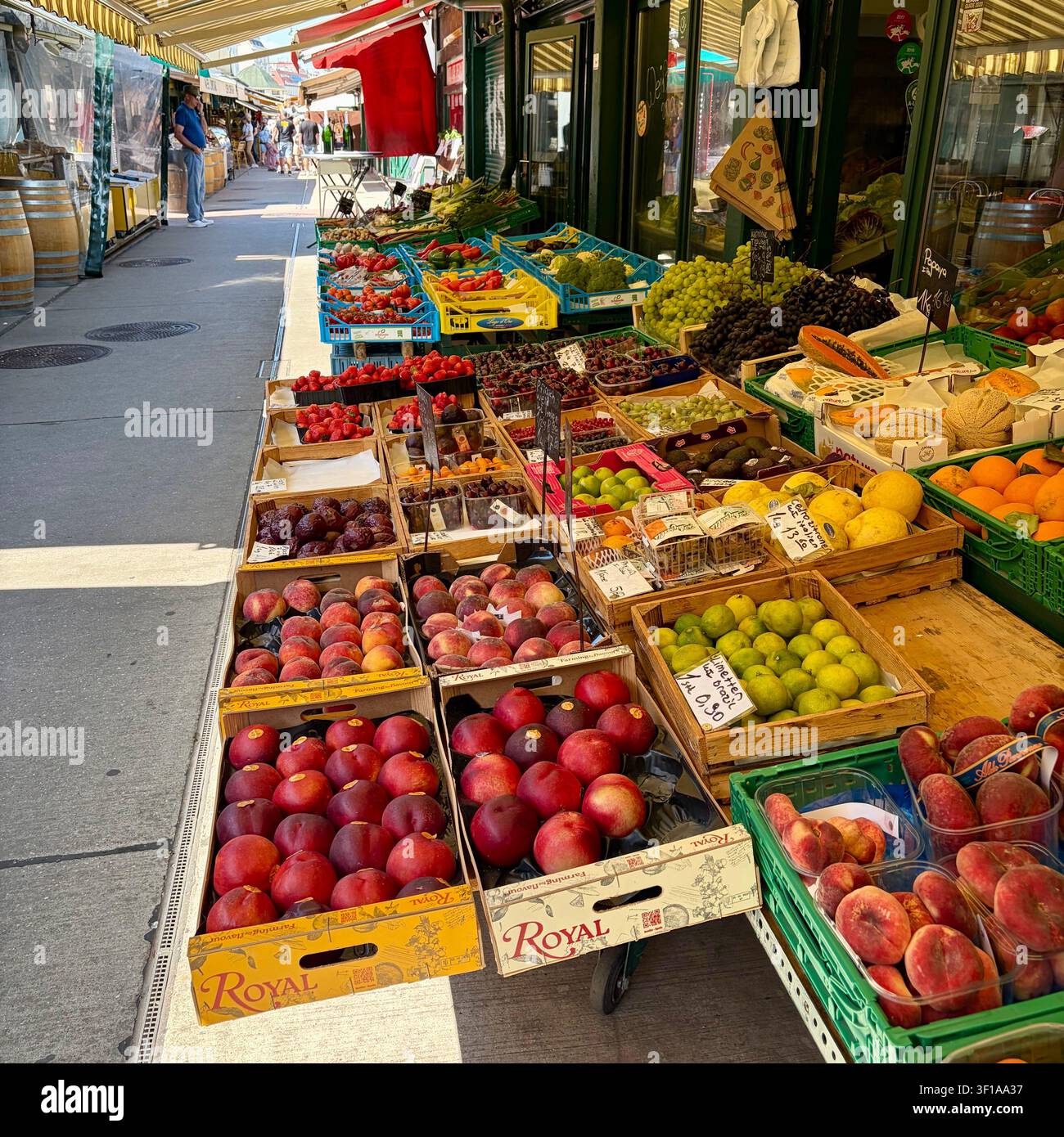 Ein Outdoor-Markt in Wien, Österreich, bietet viele Wahlmöglichkeiten. Stockfoto