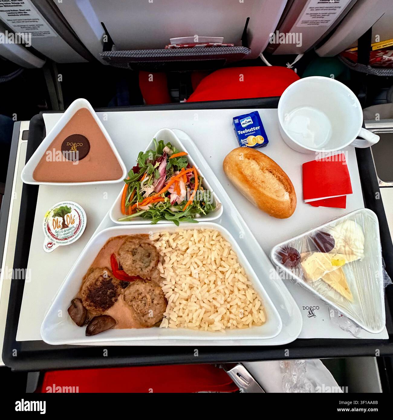Ein Flugessen wird auf einem Tablett in der Premium-Economy-Klasse serviert. Stockfoto