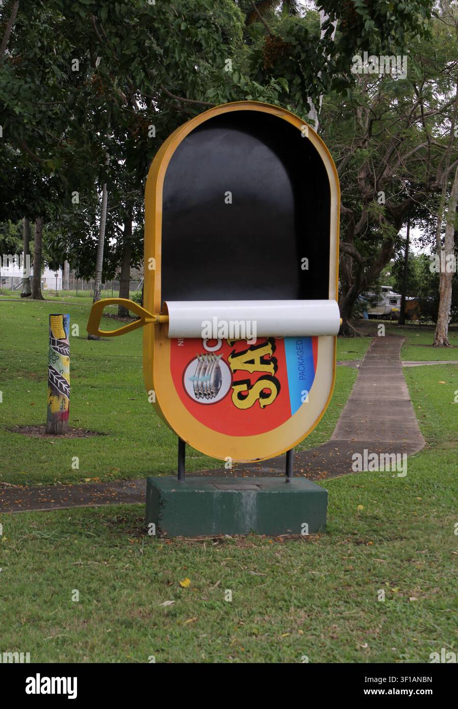 Die Skulptur ‚The Big Sardine Can‘ in Home Hill, Nordqueensland, Australien, zeigt ihr unverwechselbares Design mit aufgeklapptem Metalldeckel Stockfoto