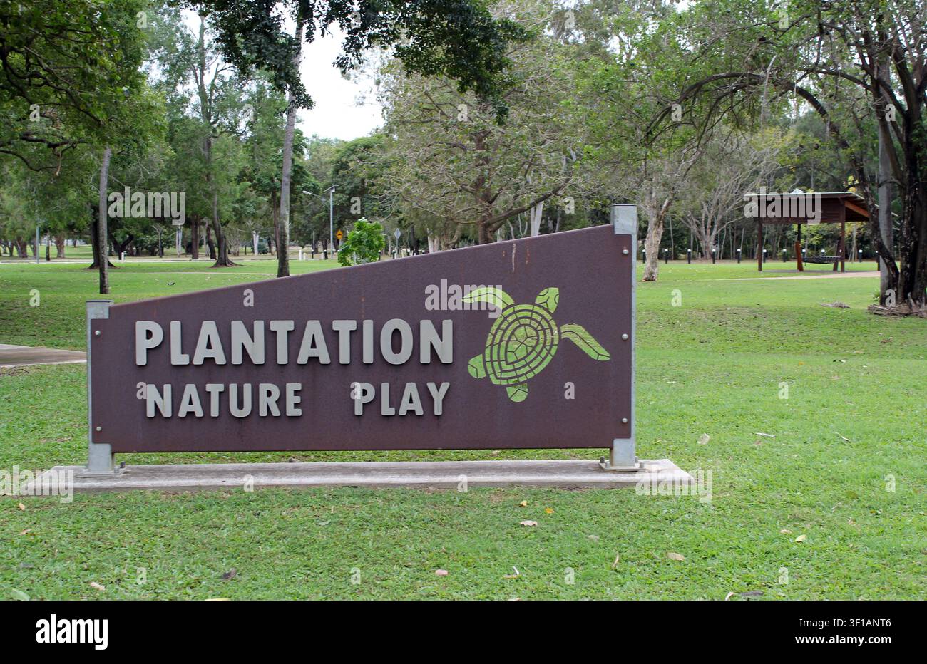 Das Eingangsschild für den Plantation Nature Play-Bereich im Plantation Park in Ayr, Nordqueensland, Australien Stockfoto
