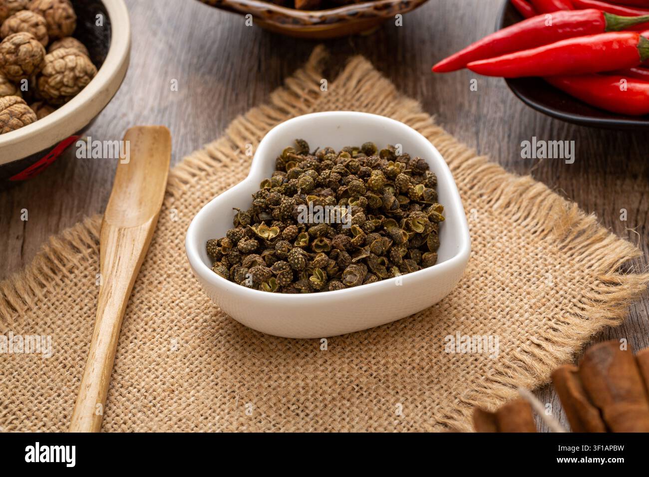 Getrocknete grüne Sichuan-Pfefferkörner, Weinpfeffer für die traditionelle betäubende Küche Stockfoto