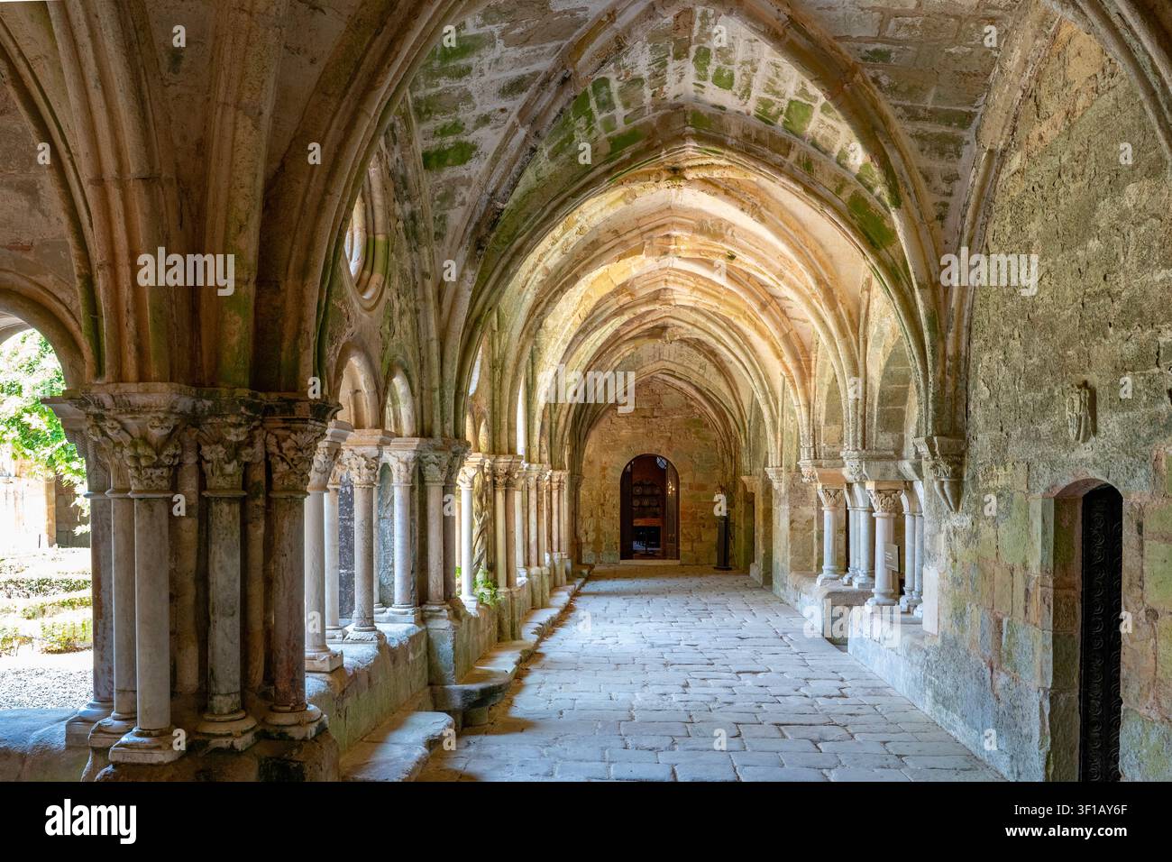 Kloster in der Abbaye de Fontfroide nahe Narbonne, Occitanie, Frankreich Stockfoto