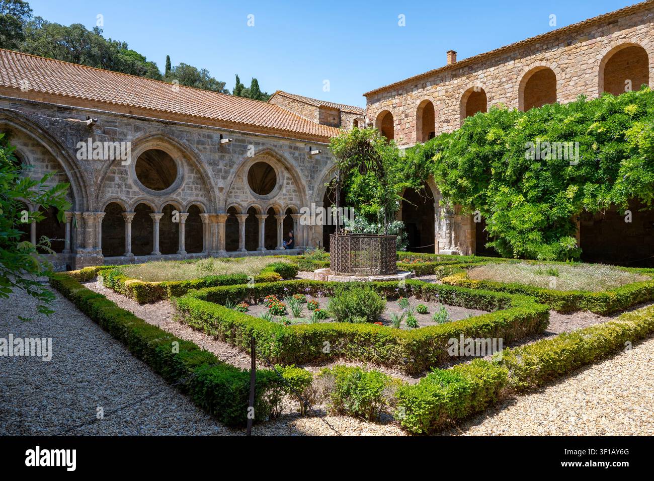 Klosterhof in der Abbaye de Fontfroide bei Narbonne, Okzitanien, Frankreich Stockfoto